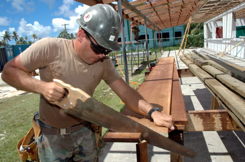 ebeniste-COURSEGOULES-min_worker_construction_building_carpenter_male_job_build_helmet-893290